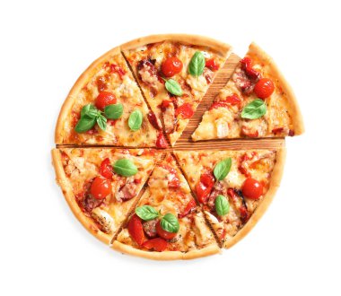 Güzel pizza domates ve beyaz arka plan üzerinde sosis