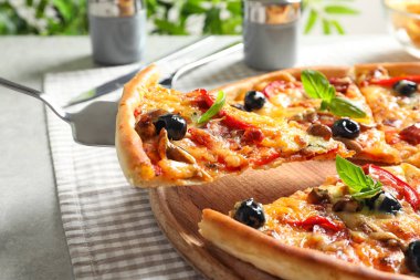 Zeytin ve sosis kürek, closeup üzerinde lezzetli pizza yiyelim