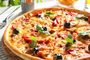 Zeytin ve sosis masada lezzetli pizza