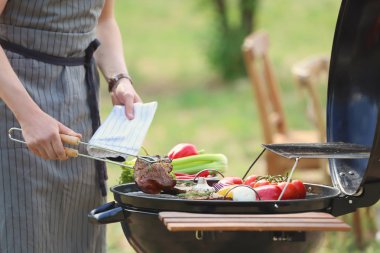 Pişirme et ve sebze Barbekü ızgara açık havada Genç adam