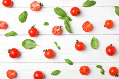 Domates ve fesleğen ahşap arka plan üzerinde düz yatıyordu kompozisyonu