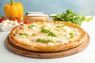 Peynir ve fesleğen masada lezzetli pizza