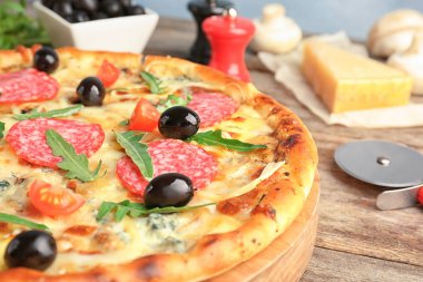 Domates ve sosis masada, closeup lezzetli pizza