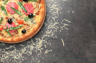 Güzel pizza domates ve sosis masada, üstten görünüm