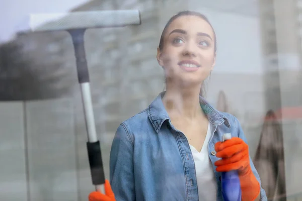 Νεαρή Γυναίκα Καθαρισμού Γυαλί Παραθύρων Στο Σπίτι — Φωτογραφία Αρχείου
