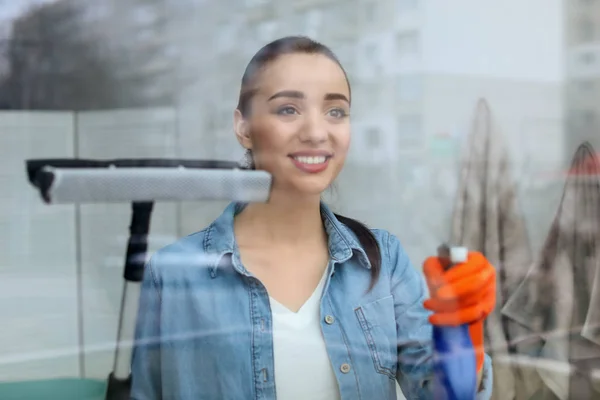 Mujer Joven Limpiando Vidrio Ventana Casa — Foto de Stock