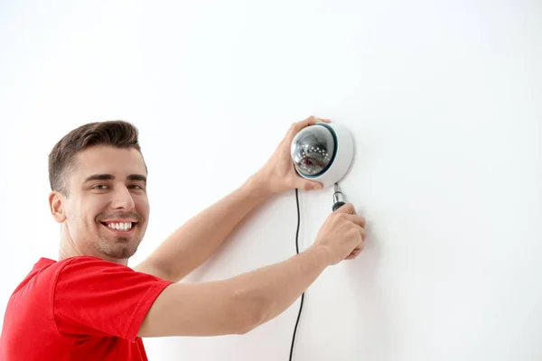 Técnico Instalando Câmera Cctv Parede Dentro Casa — Fotografia de Stock