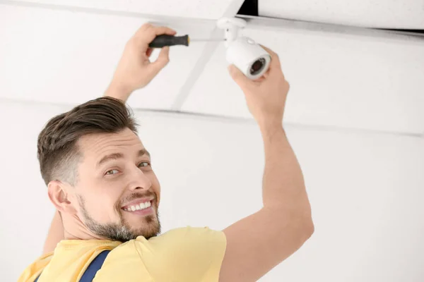 Technicus Installeren Cctv Camera Aan Het Plafond Binnen — Stockfoto