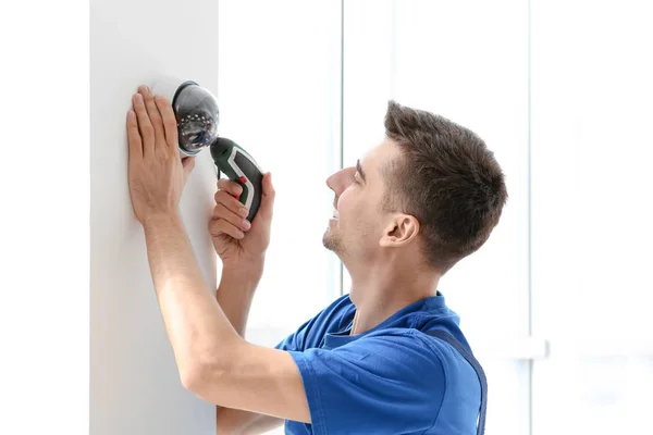 Techniker Installiert Videokamera Wand Innenräumen — Stockfoto