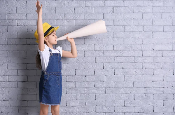 Красивая Маленькая Девочка Бумажным Мегафоном Фоне Кирпичной Стены — стоковое фото