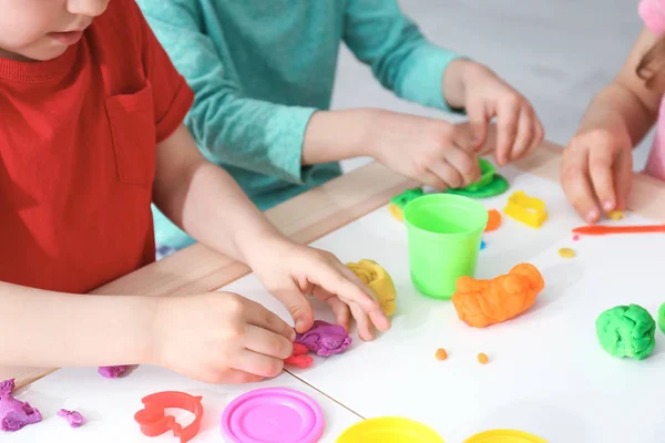 Niedlichen Kleinen Kindern Mit Spielteig Tisch Nahaufnahme — Stockfoto