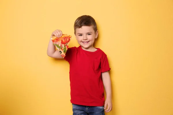 Söt Liten Pojke Med Bit Pizza Färgbakgrund — Stockfoto