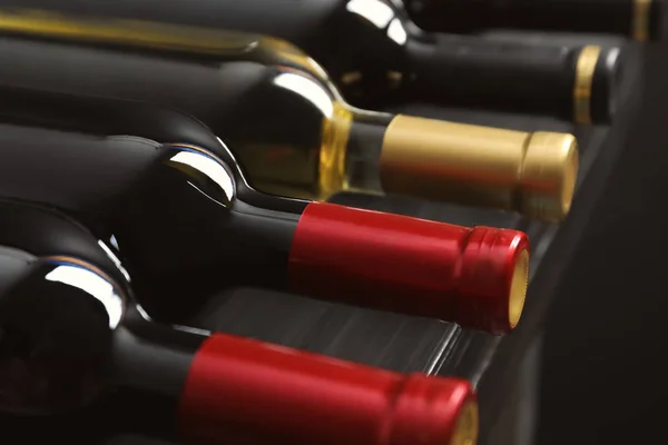 Garrafas Com Vinho Delicioso Prateleira Close Sommelier Profissional — Fotografia de Stock