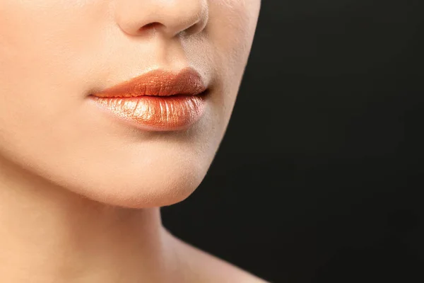 Gyönyörű Fiatal Modell Kreatív Lips Smink Fekete Háttér — Stock Fotó