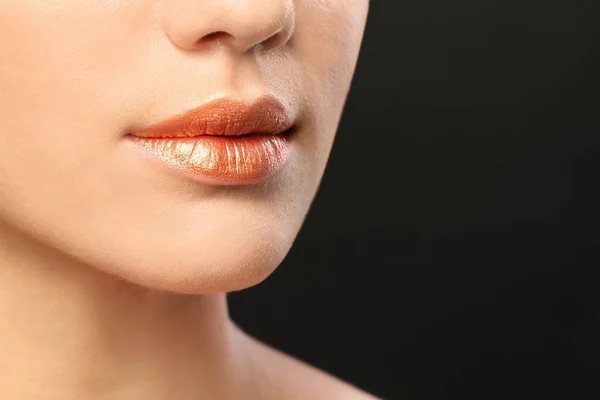 Hermosa Modelo Joven Con Maquillaje Labios Creativos Sobre Fondo Negro — Foto de Stock