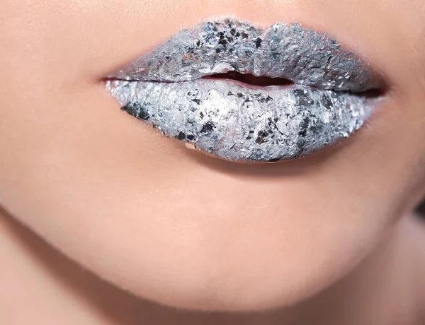Piękny Model Młody Srebrne Usta Makijażem Zbliżenie — Zdjęcie stockowe