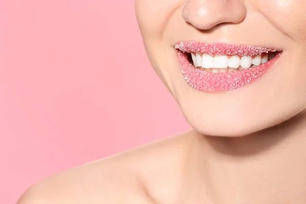 Hermosa Modelo Joven Con Labios Azúcar Fondo Color — Foto de Stock