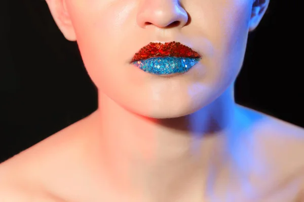 Modelo Jovem Bonita Com Maquiagem Lábios Criativos Fundo Preto — Fotografia de Stock