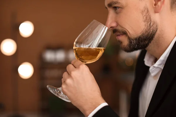 Jovem Com Copo Vinho Dentro Casa — Fotografia de Stock