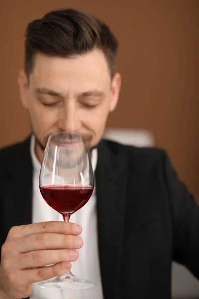 Ung Man Med Glas Vin Inomhus — Stockfoto
