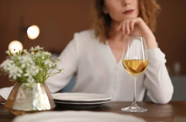 Vrouw Met Glas Wijn Aan Tafel Restaurant — Stockfoto