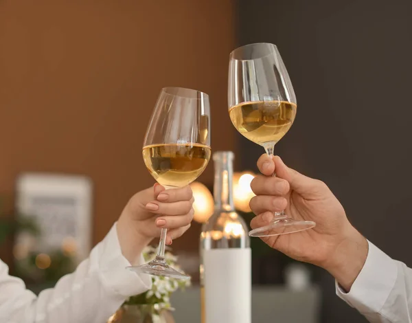 Coppia Giovane Con Bicchieri Vino Delizioso Nel Ristorante — Foto Stock