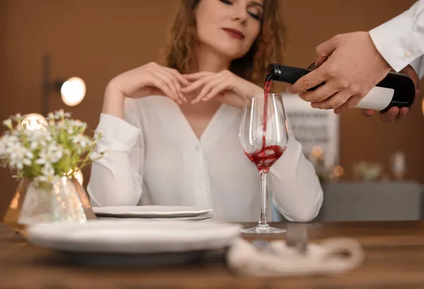 Σερβιτόρος Χύνοντας Κρασί Ποτήρι Για Υπολογιστή Πελάτη Στο Εστιατόριο — Φωτογραφία Αρχείου