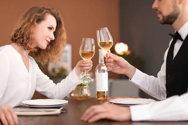 Jovem Casal Com Copos Vinho Delicioso Restaurante — Fotografia de Stock