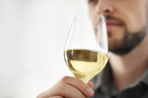 Uomo Con Bicchiere Vino Delizioso Chiuso — Foto Stock