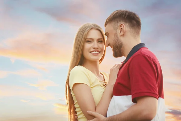 Gelukkige Jonge Paar Witte Achtergrond — Stockfoto