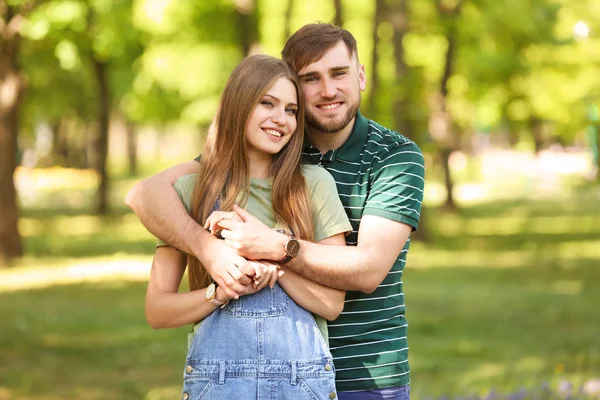 Felice Giovane Coppia Nel Parco Verde Nella Soleggiata Giornata Primaverile — Foto Stock