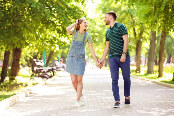 Jovem Casal Feliz Parque Verde Dia Ensolarado Primavera — Fotografia de Stock