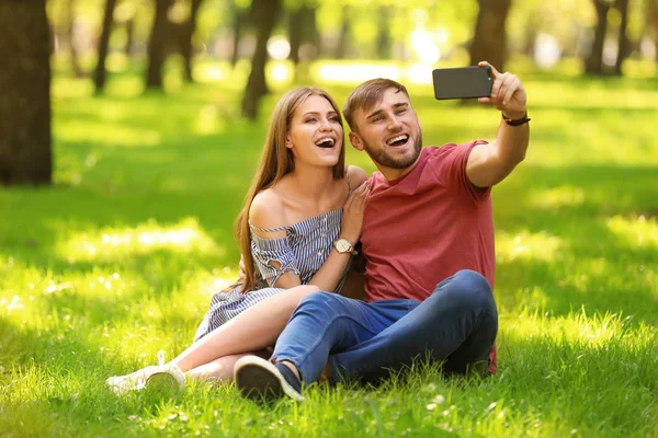 Felice Giovane Coppia Prendendo Selfie Erba Verde Nel Parco — Foto Stock