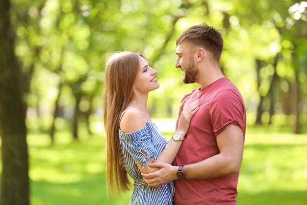 Jovem Casal Feliz Parque Verde Dia Ensolarado Primavera — Fotografia de Stock