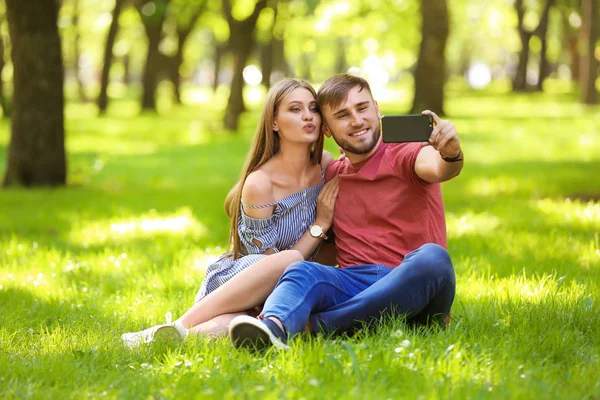 Boldog Fiatal Pár Figyelembe Selfie Zöld Gyep Parkban — Stock Fotó