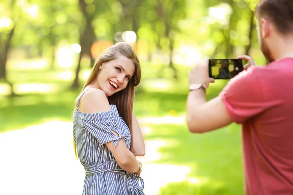 Молодой Человек Фотографирует Красивую Женщину Зеленом Парке Солнечный Весенний День — стоковое фото