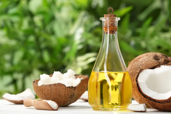 Composición Con Aceite Coco Sobre Mesa Sobre Fondo Borroso Cocina — Foto de Stock