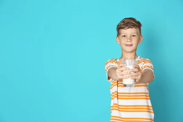 Adorable Niño Pequeño Con Vaso Leche Sobre Fondo Color — Foto de Stock