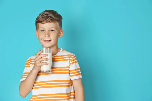 Bedårande Liten Pojke Med Glas Mjölk Färgbakgrund — Stockfoto