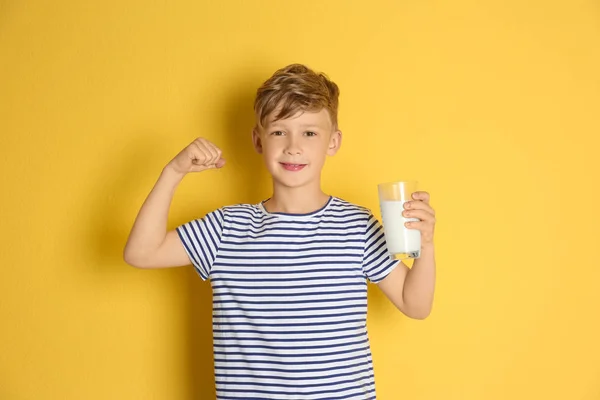 Bedårande Liten Pojke Med Glas Mjölk Färgbakgrund — Stockfoto