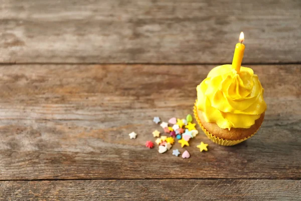 Delicioso Cupcake Cumpleaños Con Vela Sobre Fondo Madera —  Fotos de Stock
