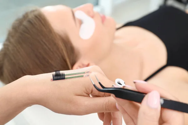 Kosmetolog Förbereder För Ögonfransar Förlängningar Förfarande Närbild — Stockfoto