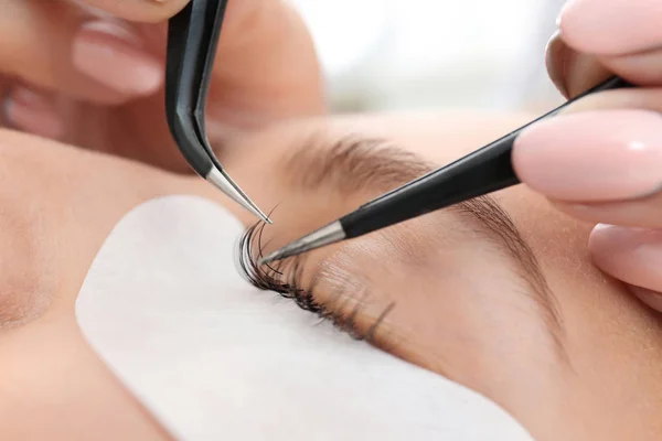 Junge Frau Unterzieht Sich Einer Wimpernverlängerung Nahaufnahme — Stockfoto