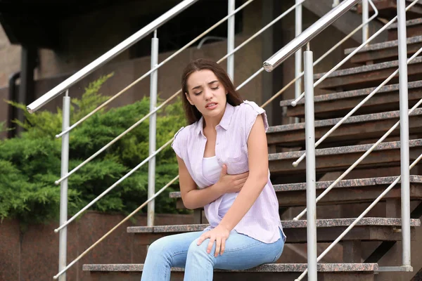 Jonge Vrouw Met Pijn Borst Buitenshuis Hartaanval — Stockfoto