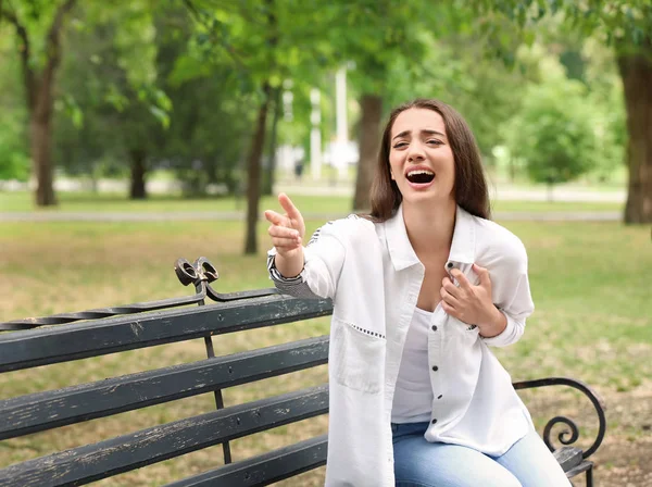 Jonge Vrouw Vragen Hulp Terwijl Het Hebben Van Hartaanval Park — Stockfoto