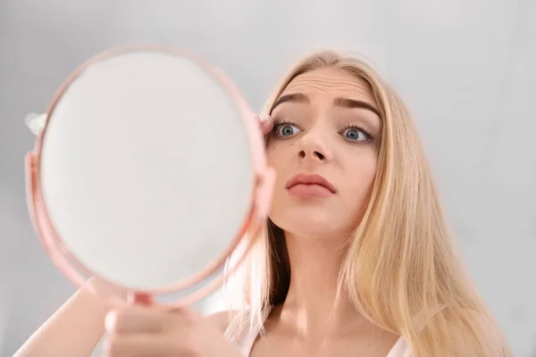 Ung Kvinna Med Eyelash Förlust Problem Tittar Spegeln Inomhus — Stockfoto
