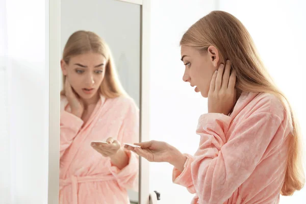 Jeune Femme Avec Problème Perte Cils Près Miroir Intérieur — Photo