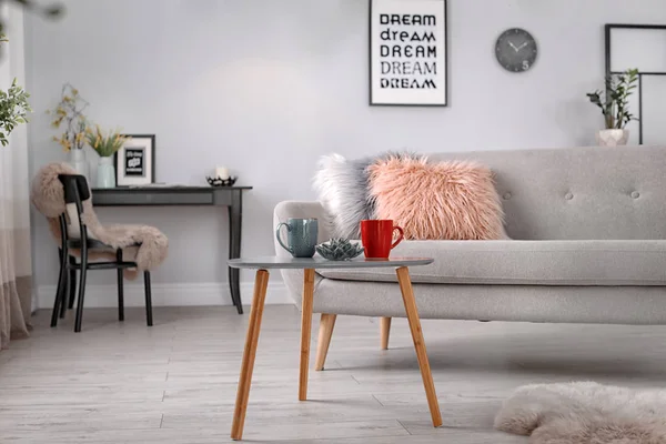 Komfortowa Sofa Miękkimi Poduszkami Elegancki Salon Wnętrza — Zdjęcie stockowe