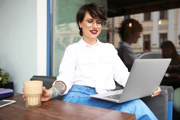 Jeune Femme Travaillant Avec Ordinateur Portable Bureau Dans Café — Photo