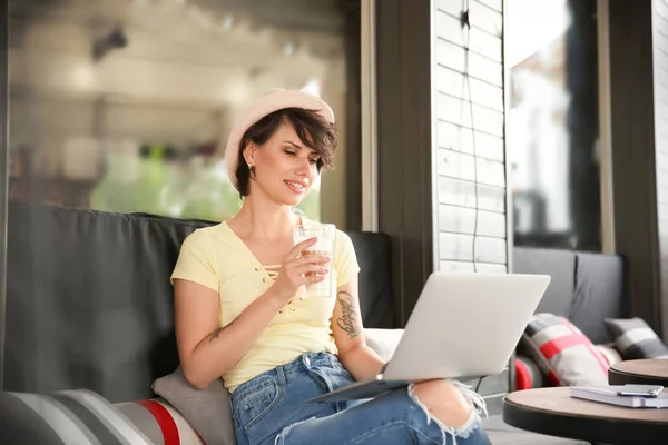 Jeune Femme Travaillant Avec Ordinateur Portable Dans Café — Photo